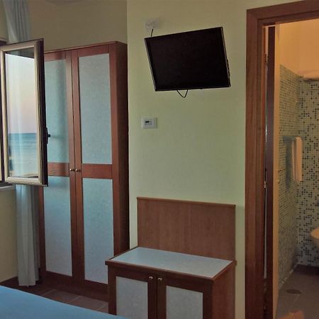 Hotel Il Gabbiano Stalettì Esterno foto