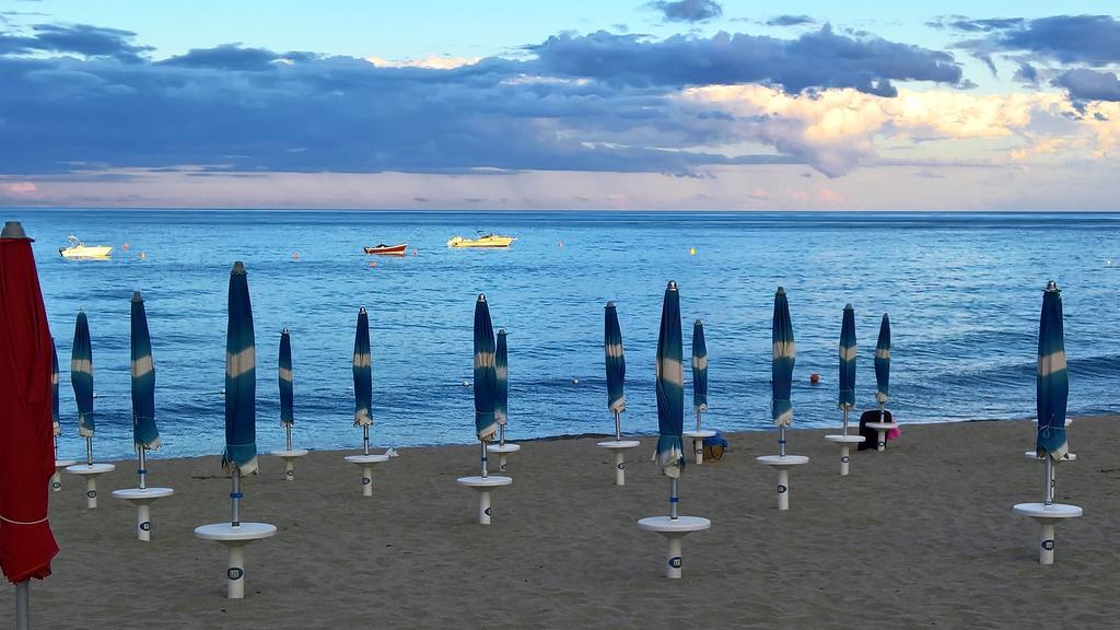 Hotel Il Gabbiano Stalettì Esterno foto