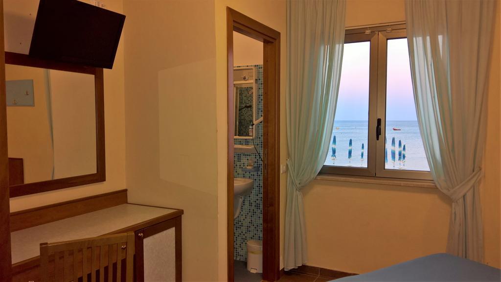 Hotel Il Gabbiano Stalettì Esterno foto