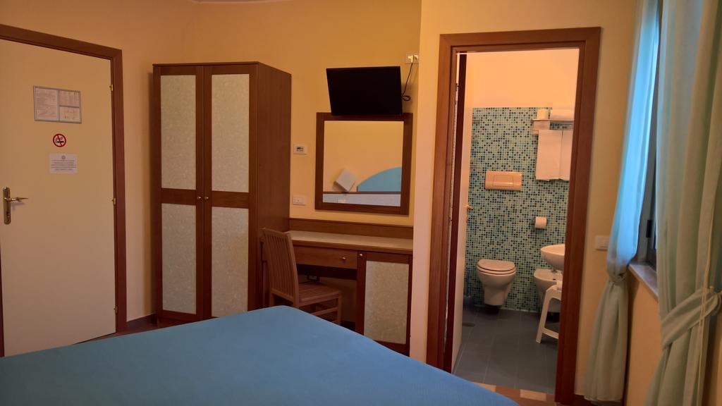 Hotel Il Gabbiano Stalettì Esterno foto