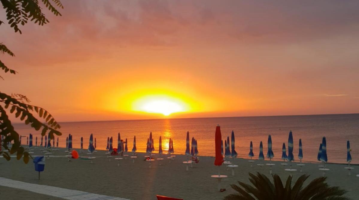 Hotel Il Gabbiano Stalettì Esterno foto